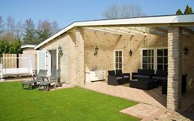 Spaanse Bungalow met ruime tuin nabij Amsterdam